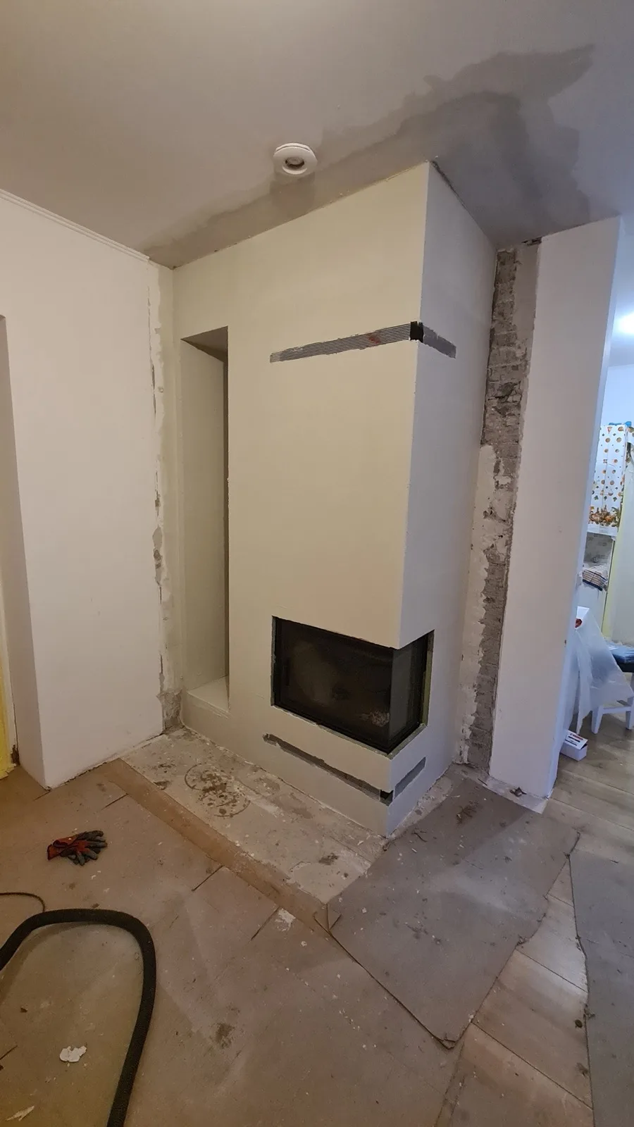 Vestavěný krb se sádrokartonovou obestavbou během realizace